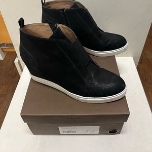 Paola wedged bootie. Comfortable, good condition. Not worn much-ankle issues.